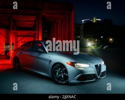 Kiev, Ukraine - 10 avril 2021: ALFA ROMEO Giulia Quadrifoglio en argent métallisé garée près du complexe sportif national Olimpiyskiy Banque D'Images