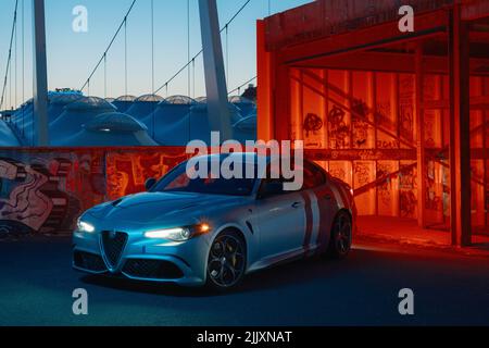 Kiev, Ukraine - 10 avril 2021: ALFA ROMEO Giulia Quadrifoglio en argent métallisé garée près du complexe sportif national Olimpiyskiy Banque D'Images