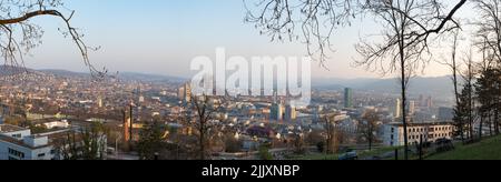 Zurich, Suisse - 26 mars 2022 : vue panoramique sur la ville depuis le célèbre point de vue de Waid. Banque D'Images