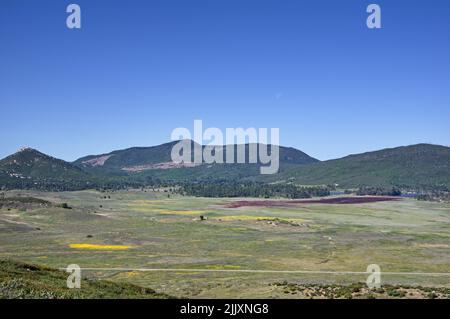 Cuyamaca Peak avec Stonewall Peak et Middle Peak dans le parc national de Cuyamaca, dans le sud de la Californie Banque D'Images