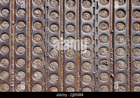 Plaques d'acier perforées ou tapis Marston sur le sol pour empêcher l'érosion et assurer une bonne prise en main Banque D'Images