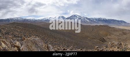 panorama des montagnes de l'est de la Sierra Nevada depuis Tungsten Hill près de Bishop California Banque D'Images