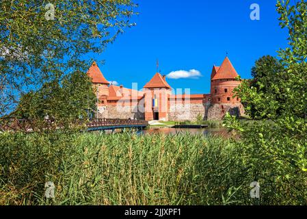 Le seul château d'Europe de l'est qui a été construit sur une île, il est situé à Trakai, sur les rives du lac Galve. Banque D'Images