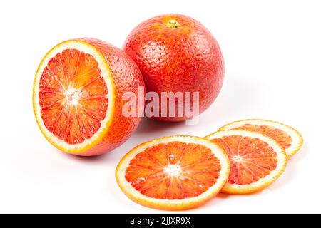 Oranges siciliennes mûres entières et tranchées Banque D'Images