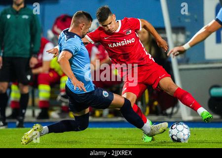 SARAJEVO - (lr) Ajdin Nukic de la ville de Tuzla, Milos Kerkez d'AZ Alkmaar pendant la deuxième phase de qualification du match de la Ligue des conférences entre FK Tuzla et AZ au stade Grbavica sur 28 juillet 2022 à Sarajevo, en Bosnie-Herzégovine. ANP ED DU POL Banque D'Images