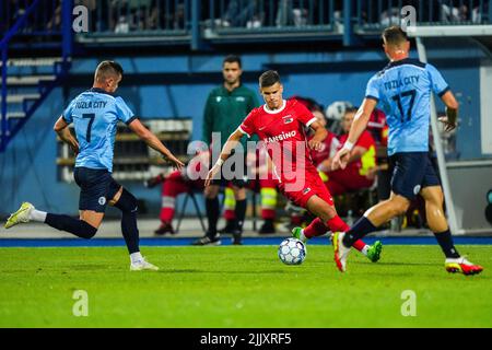 SARAJEVO - (lr) Ajdin Nukic de la ville de Tuzla, Milos Kerkez d'AZ Alkmaar, Huso Karjasevic de la ville de Tuzla pendant la deuxième phase de qualification du match de la Ligue des conférences entre FK Tuzla City et AZ au stade Grbavica sur 28 juillet 2022 à Sarajevo, Bosnie-Herzégovine. ANP ED DU POL Banque D'Images