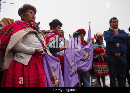 Les femmes autochtones participant à la manifestation lors du jour de l'indépendance du Pérou, des centaines de personnes se rassemblent dans les rues pour protester contre le Président Pedro Castillo, accusé de divers actes de corruption après la première année de son règne. Banque D'Images