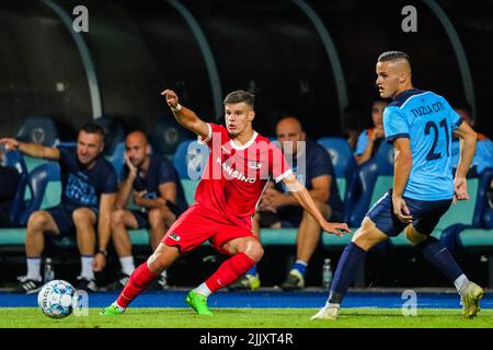 SARAJEVO - (lr) Milos Kerkez d'AZ Alkmaar, Belmin Mesinovic de la ville de Tuzla lors de la deuxième phase de qualification du match de la Ligue des conférences entre FK Tuzla et AZ au stade Grbavica sur 28 juillet 2022 à Sarajevo, en Bosnie-Herzégovine. ANP ED DU POL Banque D'Images