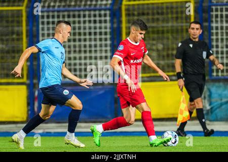 SARAJEVO - (lr) Belmin Mesinovic de la ville de Tuzla, Milos Kerkez d'AZ Alkmaar pendant la deuxième phase de qualification du match de la Ligue de la Conférence entre FK Tuzla et AZ au stade Grbavica sur 28 juillet 2022 à Sarajevo, en Bosnie-Herzégovine. ANP ED DU POL Banque D'Images