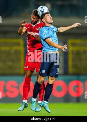 SARAJEVO - (lr) Pantelis Hatzidiakos d'AZ Alkmaar, Mico Kuzmanovic de la ville de Tuzla lors de la deuxième partie de qualification du match de la Ligue de la Conférence entre FK Tuzla et AZ au stade Grbavica sur 28 juillet 2022 à Sarajevo, Bosnie-Herzégovine. ANP ED DU POL Banque D'Images