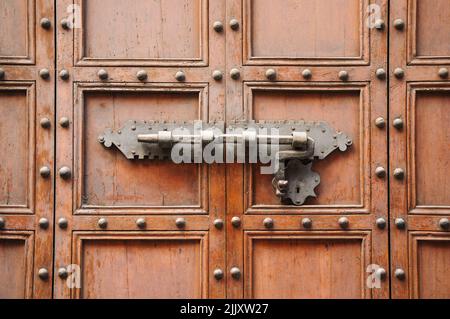 Serrure à boulon sur une ancienne porte en bois à Florence, Toscane, Italie Banque D'Images