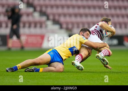 Wigan, Royaume-Uni. 28th juillet 2022. Sam Royle #36 de Hull KR s'attaque à Sam Powell #9 de Wigan Warriors à Wigan, Royaume-Uni le 7/28/2022. (Photo de Steve Flynn/News Images/Sipa USA) crédit: SIPA USA/Alay Live News Banque D'Images