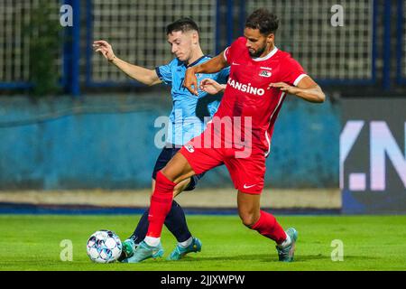 SARAJEVO - (lr) Mico Kuzmanovic de la ville de Tuzla, Pantelis Hatzidiakos d'AZ Alkmaar lors de la deuxième partie de qualification du match de la Ligue de la Conférence entre FK Tuzla et AZ au stade Grbavica sur 28 juillet 2022 à Sarajevo, en Bosnie-Herzégovine. ANP ED DU POL Banque D'Images