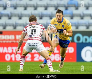 Wigan, Royaume-Uni. 28th juillet 2022. Sam Wood #24 de Hull KR court à Sam Powell #9 de Wigan Warriors à Wigan, Royaume-Uni le 7/28/2022. (Photo de Steve Flynn/News Images/Sipa USA) crédit: SIPA USA/Alay Live News Banque D'Images