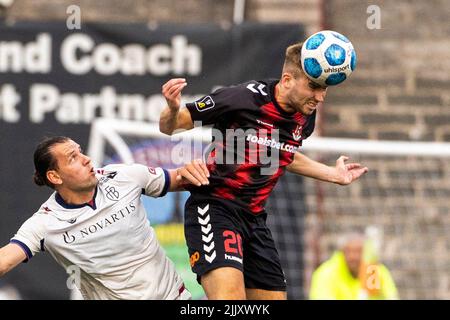 Adam Szalai (à gauche) du FC Basel en action contre Daniel Larmour de Crusader lors de l'UEFA Europa Conference League, deuxième qualification, deuxième match au stade Seaview, Belfast. Date de la photo: Jeudi 28 juillet 2022. Banque D'Images