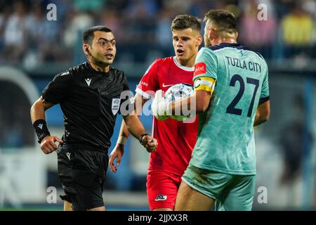 SARAJEVO - (lr) Referee Ashot Ghaltakhchyan, Milos Kerkez d'AZ Alkmaar, le gardien de but de la ville de Tuzla Nevres Fejzic lors de la deuxième phase de qualification du match de la Ligue des conférences entre FK Tuzla City et AZ au stade Grbavica sur 28 juillet 2022 à Sarajevo, en Bosnie-Herzégovine. ANP ED DU POL Banque D'Images