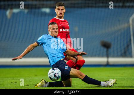 SARAJEVO - (lr) Belmin Mesinovic de la ville de Tuzla, Milos Kerkez d'AZ Alkmaar pendant la deuxième phase de qualification du match de la Ligue de la Conférence entre FK Tuzla et AZ au stade Grbavica sur 28 juillet 2022 à Sarajevo, en Bosnie-Herzégovine. ANP ED DU POL Banque D'Images