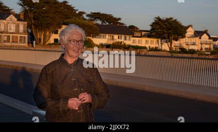 Portrait d'une femme âgée au bord de la mer en Bretagne sous un coucher de soleil Banque D'Images