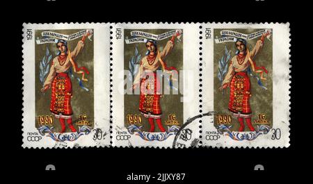 Indépendance de l'Ukraine, vers 1991. Ukranian fille en robe nationale ukrainienne. Annulé timbre postal vintage imprimé en URSS isolé sur noir Banque D'Images