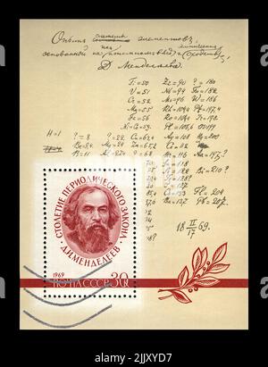Dmitri Mendeleev(1834-1907) avec les corrections de formule de l'auteur, Century of the Periodic Law(classification des éléments) par D.I. Mendeleev, vers 1969. Banque D'Images