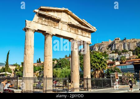 La porte d'Athena Archegetis à la limite de l'Agora romain et quelques belles maisons du quartier de Plaka et de l'Acropole d'Athènes, Grèce. Banque D'Images