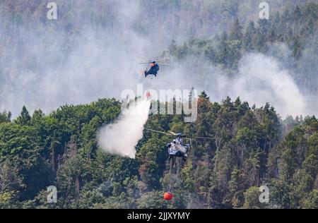 Schmilka, Allemagne. 28th juillet 2022. Hélicoptère de la police fédérale au-dessus de la zone d'incendie. Crédit : Robert Michael/dpa/Alay Live News Banque D'Images