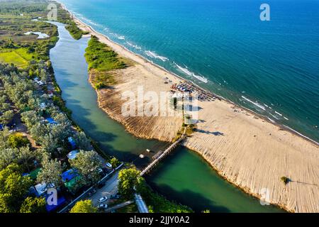 La plage du village de Stomio et le bord sud du delta de la rivière Pineios à la mer Égée.Larissa, Thessalie, Grèce. Banque D'Images