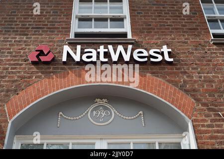 Windsor, Berkshire, Royaume-Uni. 28th juillet 2022. La succursale de la NAT West Bank à Windsor a maintenant fermé ses portes en permanence. 32 succursales NAT West ont fermé entre mai et juillet de cette année au Royaume-Uni. Récemment, la Lloyds Bank et la Metro Bank ont fermé leurs portes à Windsor et la succursale de Halifax devrait également fermer plus tard cette année. Crédit : Maureen McLean/Alay Live News Banque D'Images