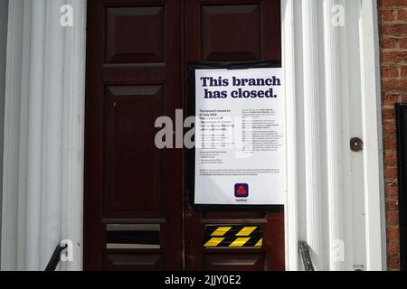 Windsor, Berkshire, Royaume-Uni. 28th juillet 2022. La succursale de la NAT West Bank à Windsor a maintenant fermé ses portes en permanence. 32 succursales NAT West ont fermé entre mai et juillet de cette année au Royaume-Uni. Récemment, la Lloyds Bank et la Metro Bank ont fermé leurs portes à Windsor et la succursale de Halifax devrait également fermer plus tard cette année. Crédit : Maureen McLean/Alay Live News Banque D'Images