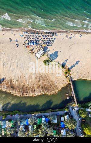 La plage du village de Stomio et le bord sud du delta de la rivière Pineios à la mer Égée.Larissa, Thessalie, Grèce. Banque D'Images