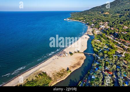 La plage du village de Stomio et le bord sud du delta de la rivière Pineios à la mer Égée.Larissa, Thessalie, Grèce. Banque D'Images