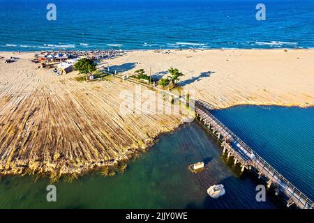 La plage du village de Stomio et le bord sud du delta de la rivière Pineios à la mer Égée.Larissa, Thessalie, Grèce. Banque D'Images