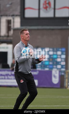 Seaview, Belfast, Irlande du Nord, Royaume-Uni. 28 juillet 2022. Deuxième cycle de qualification de la Ligue des conférences de l'UEFA (deuxième partie) – Crusaders contre Bâle. Action du jeu de ce soir à Seaview (Croisés en rouge/noir). Stephen Baxter, le directeur des croisés pendant l'échauffement. Crédit : CAZIMB/Alamy Live News. Banque D'Images