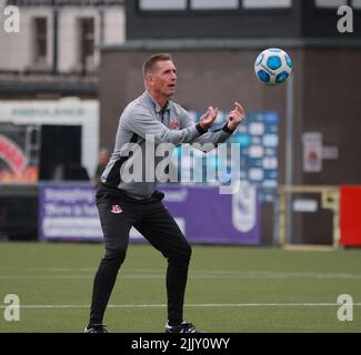 Seaview, Belfast, Irlande du Nord, Royaume-Uni. 28 juillet 2022. Deuxième cycle de qualification de la Ligue des conférences de l'UEFA (deuxième partie) – Crusaders contre Bâle. Action du jeu de ce soir à Seaview (Croisés en rouge/noir). Stephen Baxter, le directeur des croisés pendant l'échauffement. Crédit : CAZIMB/Alamy Live News. Banque D'Images