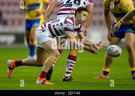Wigan, Royaume-Uni. 28th juillet 2022. Le Jai Field #23 de Wigan Warriors passe la balle à Wigan, Royaume-Uni, le 7/28/2022. (Photo de Steve Flynn/News Images/Sipa USA) crédit: SIPA USA/Alay Live News Banque D'Images