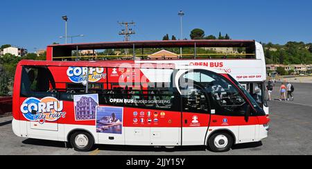 Corfou, Grèce - 2022 juin : montez à bord d'un bus touristique à arrêts multiples qui vous ramènent au port de la ville de Corfou Banque D'Images