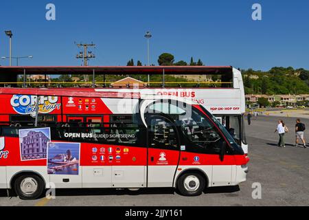 Corfou, Grèce - 2022 juin : montez à bord d'un bus touristique à arrêts multiples qui vous ramènent au port de la ville de Corfou Banque D'Images