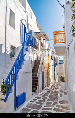 Balustrades colorées sur les escaliers dans les ruelles de la Chora (la capitale) de Mykonos, Cyclades, mer Egée, Grèce. Banque D'Images