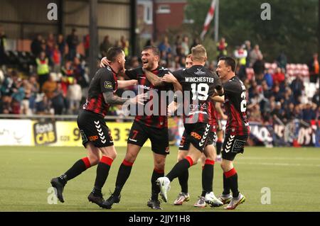 Billy Burns (à gauche) de Crusader célèbre avec ses coéquipiers qui ont obtenu des scores contre ceux du FC Basel lors de la Ligue de conférence UEFA Europa, deuxième qualification, deuxième match de match au stade Seaview, à Belfast. Date de la photo: Jeudi 28 juillet 2022. Banque D'Images