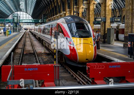 Gare de Kings Cross LNER Azuma train à la gare de Kings Cross de Londres - les trains Hitachi Azuma sont entrés en service sur la ligne principale de la côte est en 2019. Banque D'Images