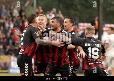 Billy Burns (à gauche) de Crusader célèbre avec ses coéquipiers qui ont obtenu des scores contre ceux du FC Basel lors de la Ligue de conférence UEFA Europa, deuxième qualification, deuxième match de match au stade Seaview, à Belfast. Date de la photo: Jeudi 28 juillet 2022. Banque D'Images