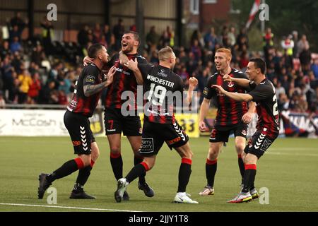 Billy Burns (à gauche) de Crusader célèbre avec ses coéquipiers qui ont obtenu des scores contre ceux du FC Basel lors de la Ligue de conférence UEFA Europa, deuxième qualification, deuxième match de match au stade Seaview, à Belfast. Date de la photo: Jeudi 28 juillet 2022. Banque D'Images