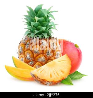 Couper l'ananas et les fruits à la mangue isolés sur fond blanc Banque D'Images