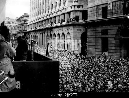 Le général Eisenhower reçoit la liberté de la ville de Londres - le général américain de l'armée Dwight D. Eisenhower, commandant suprême des alliés, s'adresse aux foules de Londoniens depuis le balcon de la Maison de la Maison 12 juin 1945, Peu de temps après, il a reçu la liberté de la ville de Londres et a reçu l'épée traditionnelle qui accompagne l'honneur. Tout en continuant la tête, le général Eisenhower a traversé les rues dans une calèche ouverte et a été accueilli avec enthousiasme. 22 mars 1947. (Photo de Keystone). Banque D'Images