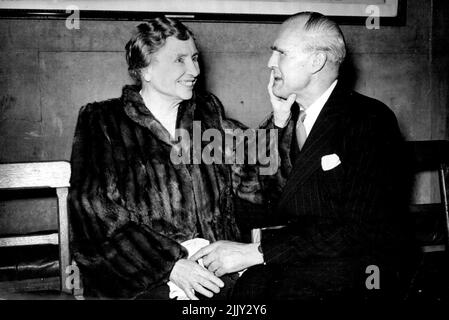 Les célèbres célébrations des aveugles se rencontrent à Londres - Mlle Helen Keller avec Sir Ian Fraser lors de la réception à la Chambre des communes. Mme Helen Keller, célèbre pour son travail avec l'American Foundation for the Blind, qui se rend à Londres en route pour l'Afrique du Sud, a été invitée par Sir Ian Fraser et Lady Fraser lors d'un dîner donné à la Chambre des communes. Mlle Keller a été aveugle et sourde presque de naissance, Sir Tan Fraser a été aveuglé dans la première grande guerre et est célèbre pour son travail comme chef de St. Dunstans. 1 mars 1951. Banque D'Images