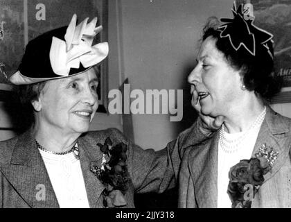 50. Helen Keller, qui est décédée sur 3 juin, a surmonté la cécité et la surdité pour devenir l'une des plus grandes femmes du monde, avec l'aide de son professeur. Helen Keller, célèbre auteur aveugle-sourd, "écoute" sa compagne secrétaire, Mlle Polly Thompson, lors de sa visite en Australie en 1948. 2 avril 1948. Banque D'Images