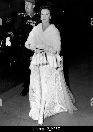 Premiere of Italian film Festival - la soirée d'ouverture d'une semaine de festival de films italiens a eu lieu au Tivoli Entertainment and Celebrities, Londres, hier soir. Vivien Leigh, star britannique de la scène et des films, arrive pour la première. 26 octobre 1954. (Photo par Daily Express Picture). Banque D'Images