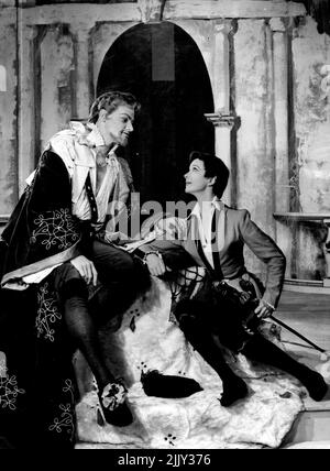 Oliviers Head Stratford Company - Orsino (Keith Michael) et Viola (Vivien Leigh) vêtus comme un garçon dans une scène de la production de Stratford de 'Twelfth Night'. Sir Laurence Olivier et son épouse, Vivien Leigh, sont à la tête de la compagnie qui ouvre la saison Shakespeare 98th au Memorial Theatre, Stratford-on-Avon, ce soir, mardi. C'est leur première apparition à Stratford, et la production d'ouverture est 'Twelfth Night' dirigée par Sir John Gielgud, qui va inverser la position d'il y a quelques semaines quand Clarence dans le film 'Richard III' il a été dirigé par Sir Laurence. 12 avril 1955. Banque D'Images