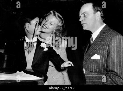 Rita et la plus célèbre Dummy du monde - de gauche à droite, le mannequin du ventriloquiste d'Edgar Bergen, « Charlie McCarthy », Rita Hayworth et Edgar Bergen. Rita Hayworth, la star du cinéma Columbia, rejoint le salon de radio Edgar Bergen-Charlie McCarthy en tant que star invitée, et il semble que Edgar tient une main fictive ce tour!. 19 juin 1946. Banque D'Images