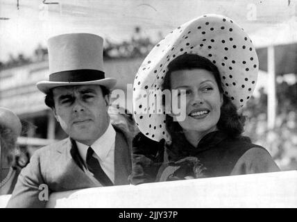 Certaines fois Rita est allée avec Aly pour des réunions de course, des boîtes de nuit et des fêtes, mais elle a préféré rester à la maison. 3 janvier 1955. Banque D'Images